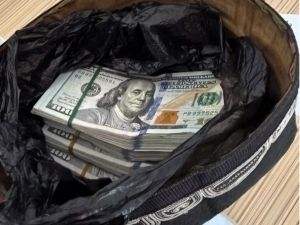 Bojxonada do‘ppisiga $35,6 mingni yashirgan shaxs ushlandi