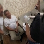 Vagon kuzatuvchisi o‘rni uchun $5000 so‘ragan shaxs ushlandi (video)