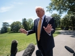 Трамп Оқ уй ҳақида савол берган журналистни ҳақоратлади (видео)
