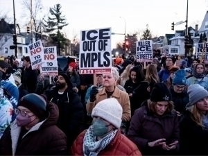 АҚШда иммиграция ходими аёлни ўлдириши ортидан норозилик акцияси бошланди (видео)