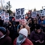 AQSHda immigratsiya xodimi ayolni o‘ldirishi ortidan norozilik aksiyasi boshlandi (video)