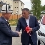 Prezident kecha jazolangan hokimga mashina sovg‘a qildi (video)