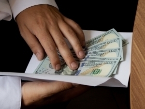 Наманганда ер сотмоқчи бўлган ҳоким ёрдамчиси ушланди