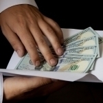 Наманганда ер сотмоқчи бўлган ҳоким ёрдамчиси ушланди