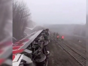 Россияда поезд 500 га яқин йўловчи билан ағдарилиб кетди (видео) 