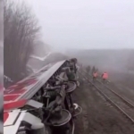 Rossiyada poyezd 500 ga yaqin yo‘lovchi bilan ag‘darilib ketdi (video) 