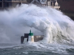 Buyuk Britaniya va Fransiyaga kuchli bo‘ron yopirildi