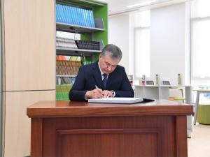 Shavkat Mirziyoyev Prezident maktabi faxriy mehmonlari kitobiga dastxat qoldirdi