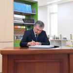 Shavkat Mirziyoyev Prezident maktabi faxriy mehmonlari kitobiga dastxat qoldirdi