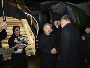 Мирзиёев рафиқаси билан Брюсселга етиб борди