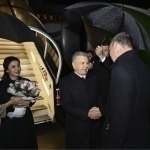 Мирзиёев рафиқаси билан Брюсселга етиб борди