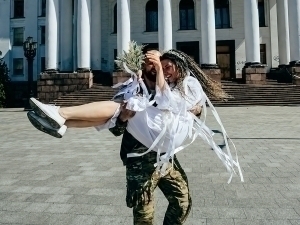 Қирғин остидаги “Love story”. Украинада жуфтлик фронт яқинида турмуш қурди (фоторепортаж)