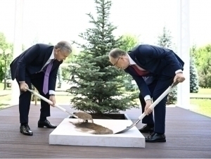 Shavkat Mirziyoyev Bayram Begay bilan daraxt ekdi