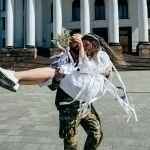 Qirg‘in ostidagi “Love story”. Ukrainada juftlik front yaqinida turmush qurdi (fotoreportaj)