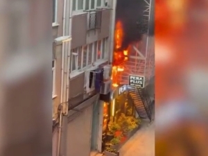 Istanbulda mehmonxona yonib ketdi (video)