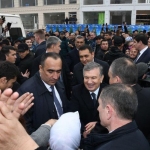 Prezident korteji kutilmaganda bozor oldida to‘xtadi