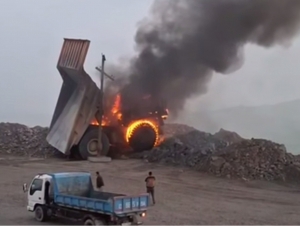 Olmaliqda yuk mashinasi yonib ketdi (video)
