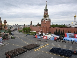 Москва тарихида 19 йилдан бери ҳарбий техникаларсиз ва энг қисқа парад ўтказилди