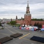 Москва тарихида 19 йилдан бери ҳарбий техникаларсиз ва энг қисқа парад ўтказилди