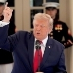 Пикакс тоғини йўқ қиламиз. Эрон тайёр турсин – Трамп