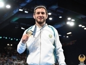 Olympic champion Razambek Jamalov presents his cars to his coaches (video)