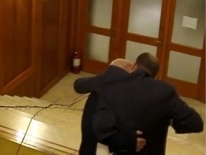 Руминиялик депутат парламентда ҳамкасбининг бурнини тишлади (видео)