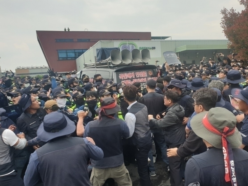 Koreyada yuk mashinasi namoyishchilarni bosib ketdi (video)