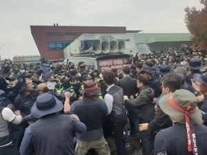 Кореяда юк машинаси намойишчиларни босиб кетди