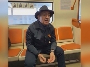 Пашинян метрода бир аёл билан Қорабоғ масаласида тортишиб қолди (видео)