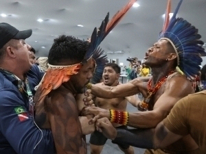 Braziliyada hindular iqlim konferensiyasiga bostirib kirdi (video)