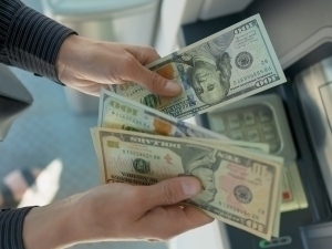 Dollar kursi yana pasaydi