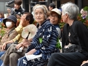 Yaponiyada 100 yoshga kirganlar soni qariyb 100 ming kishiga yetdi
