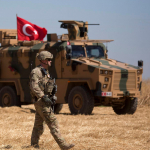 Turkiya qo‘shinlari Suriya chegarasi tomon bormoqda