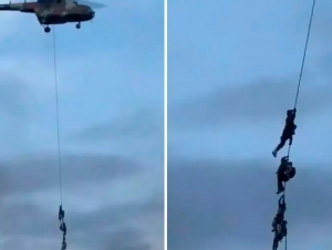 Непалда вазирлар вертолётга осилган арқонда эвакуация қилинди (видео)