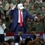 Трамп Япониядаги америкалик ҳарбийлар олдида рақсга тушди (видео)