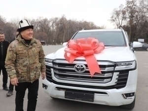 Hokim do‘stlari sovg‘a qilgan mashinani hokimiyatga berdi (video)