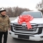 Hokim do‘stlari sovg‘a qilgan mashinani hokimiyatga berdi (video)