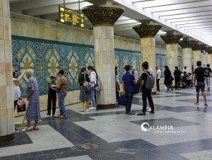 Metroda erkaklar va ayollar alohida navbatda turishi so‘ralgani rostmi? Izoh berildi