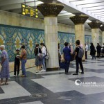 Metroda erkaklar va ayollar alohida navbatda turishi so‘ralgani rostmi? Izoh berildi