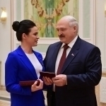 Lukashenko ayollarga go‘zalligini saqlab qolish uchun qor kurashni maslahat berdi (video)