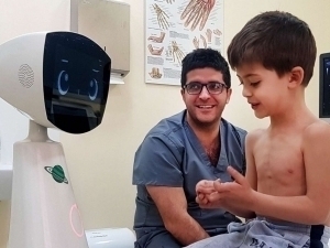 Роботлар шифохоналардаги бемор болаларга руҳан ёрдам бера оладими?