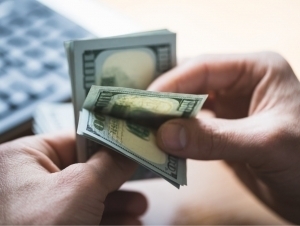 10 минг доллар эвазига суд ҳукмини ўзгартирмоқчи бўлган адвокат ушланди