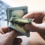 10 ming dollar evaziga sud hukmini o‘zgartirmoqchi bo‘lgan advokat ushlandi