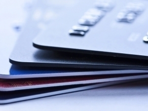 Энди банклар карта ҳисоби нолга тушгунча пул ечиб олмайди 