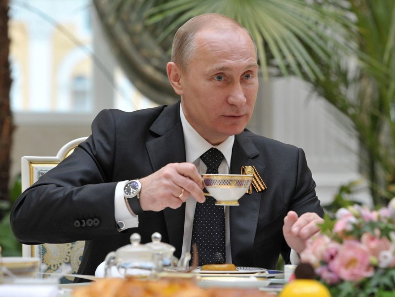 Набиралари князлардек улғайишини истамайдиган Президент Путин 68 ёшни қаршилади