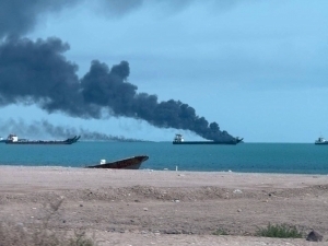 AQSH harbiylari Eron portiga yo‘l olgan tankerga zarba berdi (video)