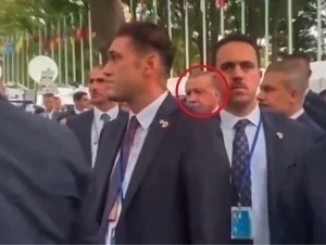 Nyu-York politsiyasi yana bir Prezidentni tik oyoqda kutishga majbur qildi (video)