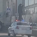 Citizen climbs onto police car roof in Samarkand (video)  