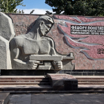 Angrenda SSSR Qahramoni monumenti tiklanadi