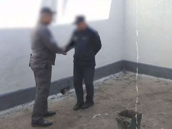 Pora evaziga qamoqxonaga telefon olib kirib bergan xodim ushlandi (video)